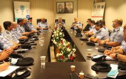 اللواء يوسف الحلو مدير عام الشرطة الفلسطينية خلال الاجتماع