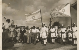خلال الترحيب برئيس الوزراء الإسرائيلي الأول دافيد بن غوريون في حيفا خلال حرب عام 1948