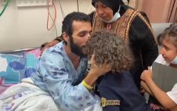 أول صورة للأسير كايد الفسفوس منذ بدء إضرابه عن الطعام قبل 92 يومًا برفقة عائلته، وذلك بعد قرار محكمة الاحتلال تجميد اعتقاله الإداري