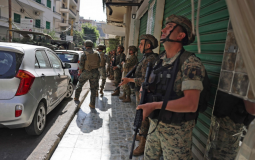 جندي لبناني أثناء الاشتباكات في بيروت قبل قليل (رويترز )