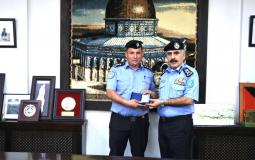 اللواء يوسف الحلو يكرم ضباط شرطة لتميزهم وكفاءة أدائهم المهني في رام الله