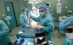 فريق أطباء أجروا عملية تغيير مفصل