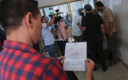 توافد مواطني غزة لاستلام موافقات "لم الشمل" في مقر الشؤون المدنية