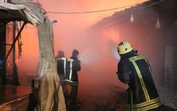 كوادر الإطفاء تُخمد بحريق محلات وسط عمان