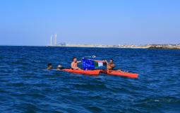 ممثل الاتحاد الأوروبي في فلسطين يسبح في بحر غزة