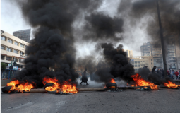 شبان لبنانيون محتجون يشعلون الاطارات المطاطية ويقطعون الطرق في بيروت احتجاجا على الاوضاع الصعبة "رويترز"