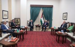 الرئيس يستقبل رئيس سلطة الأراضي