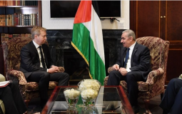 رئيس الوزراء الفلسطيني محمد اشتية مع المبعوث الأوروبي لعملية السلام في الشرق الأوسط سفين كوبمانز