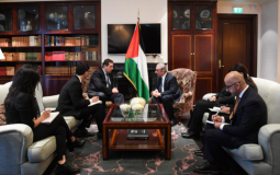 رئيس الوزراء الفلسطيني محمد اشتية مع المبعوث الروسي لعملية السلام فلاديمير سافرونكوف
