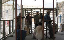 عمال من غزة ينتظرون الدخول عبر معبر ايرز عام 2005