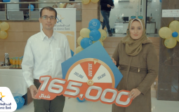 الإسلامي الفلسطيني يسلم الجائزة النقدية الخامسة لحملة حسابات التوفير