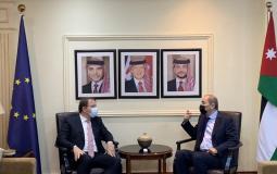 وزير الخارجية الأردني أيمن الصفدي مع المفوض الأوروبي لشؤون التوسع والجوار في الاتحاد الأوروبي أوليفر فارهيلي