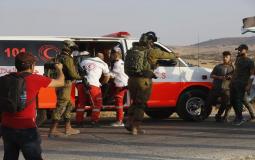 سيارة إسعاف تنقل مصاب خلال مواجهات مع الاحتلال - أرشيف