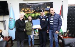 اللواء يوسف الحلو يكرم الطفلة لارا لمشاركتها بفلم توعوي للشرطة 