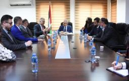 رئيس الوزراء محمد اشتية مع وزير الدولة لشؤون الريادة والتمكين المهندس أسامة السعداوي