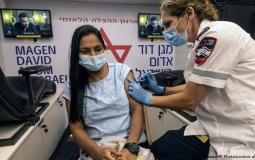 اسرائيلية تتلقى تطعيم كورونا