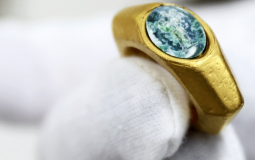 موظف سلطة الأثار الاسرائيلية يحمل خاتم ذهبي من العصر الروماني