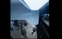 شاب يدفع امرأة نحو قطار