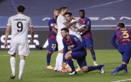 فيليب كوتينيو خلال تسجيل هدف في مرمى برشلونة