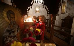 مسيحيو غزة يحيون عيد الميلاد المجيد حسب التقويم الشرقي في كنيسة "القديس برفيريوس" (أحمد زقوت/سوا)