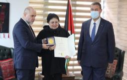 "الهباش" يقلّد باحثين مصريين ميدالية الرئيس عباس التذكارية
