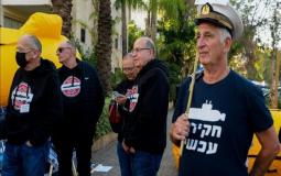 مسؤولون إسرائيليون يتظاهرون أمام منزل لابيد