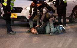 اعتقال فلسطيني بعد الاعتداء عليه في حي الشيخ جراح بالقدس