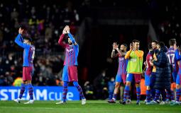 11 لاعبًا في برشلونة يعارضون قرار تشافي