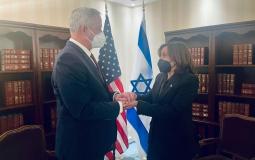 نائبة الرئيس الأمريكي كاملا هاريس ووزير الجيش الإسرائيلي بيني غانتس