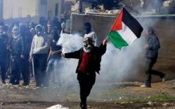 مواطن يحمل العلم الفلسطيني - تعبيرية
