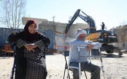 سلطات الاحتلال تجبر عائلتين على هدم منزلهما ذاتيا