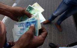 توزيع مساعدات نقدية في قطاع غزة