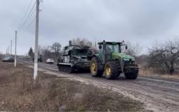 جرار زراعي وآلية عسكرية في أوكرانيا