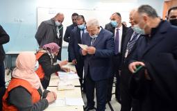 الرئيس عباس خلال ادلائه بصوته في الانتخابات المحلية