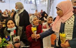 توزيع ورود على أمهات الأسرى في اعتصام الصليب الأحمر بغزة