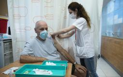 اسرائيلي يتلقى تطعيم كورونا في تل ابيب