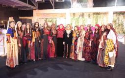 فتيات يرتدين الثوب الفلسطيني