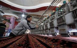 صورة لعامل فلسطيني يعمل في مصنع خياطة ينتج الثوب التراثي الفلسطيني "سوا"