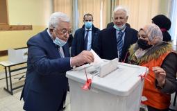 الرئيس عباس أدلى بصوته في الانتخابات المحلية