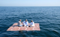 عمانيون يجلسون على حصير فوق سطح البحر