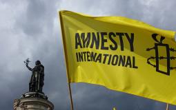 علم منظمة العفو الدولية "آمنستي"