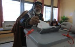 مواطن يدلي بصوته في الانتخابات المحلية