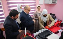 الدعليس يستجيب لدعوة طالبة بزيارة معرض "بصمة إبداع" للطلبة الصم