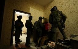 قوات الاحتلال تقتحم منزلا فلسطينيًا - ارشيف