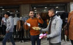 فلسطينيون من غزة يوزعون الحلوى ابتهاجا بعملية بئر السبع