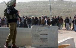 عمال فلسطينيين يدخلون على أحد الحواجز الاسرائيلية