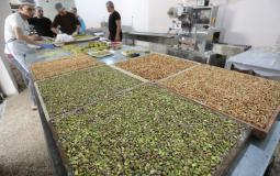 صنع حلوى "الحلقوم" في احد مصانع غزة