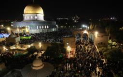 آلاف المواطنين يحتشدون في ساحات الحرم القدسي لإحياء ليلة القدر