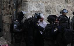 قوات الاحتلال الاسرائيلي تنكل بالمقدسيين عند أبواب المسجد الأقصى