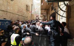 قوات الاحتلال تنصب حواجز لمنع المصلين من الوصول لكنيسة القيامة